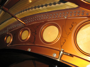バーンスタインのサインがはいったピアノ