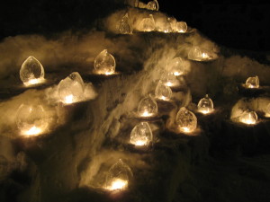 しずく型のキャンドル。1,000個も作ったそうです。